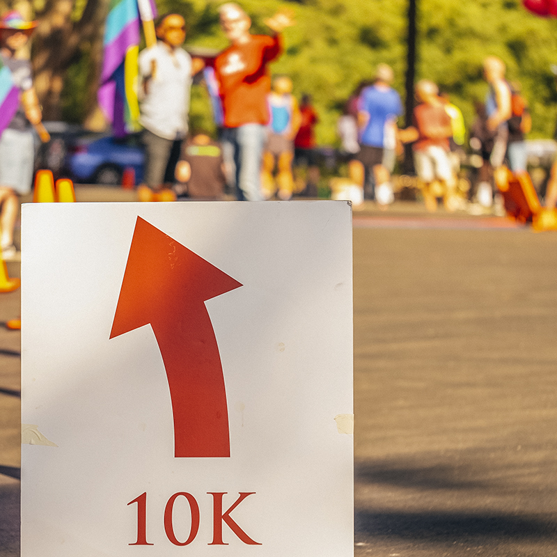 A sign pointing to the 10K run route