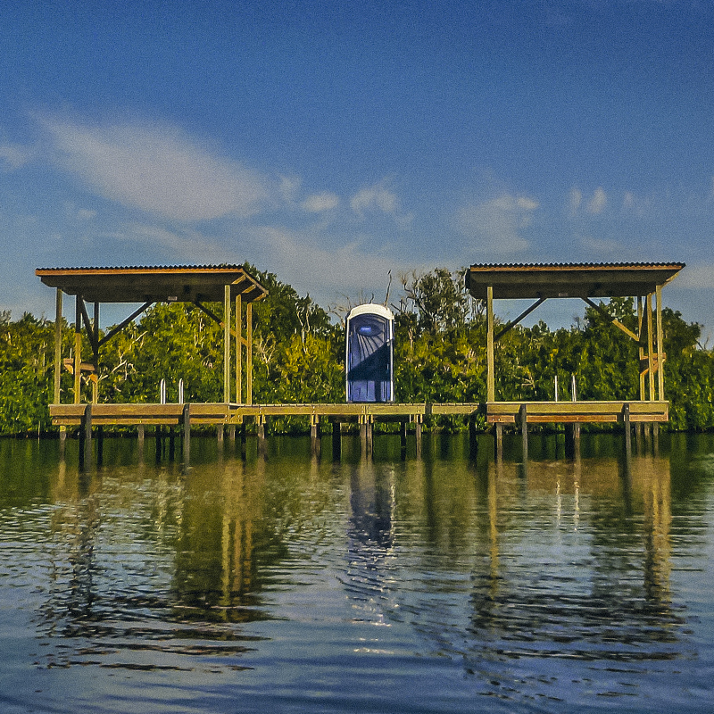 A chickee hut with a bathrrom in Everglade National Park