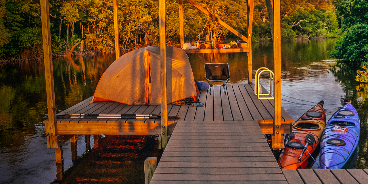 A chickee hut with a tent and kayaks in Everglade National Park